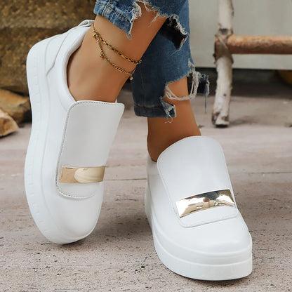 Basket orthopédique femme - Sneakers légères en cuir PU à enfiler, blanches avec détail doré, portées avec un pantalon en denim déchiré.
