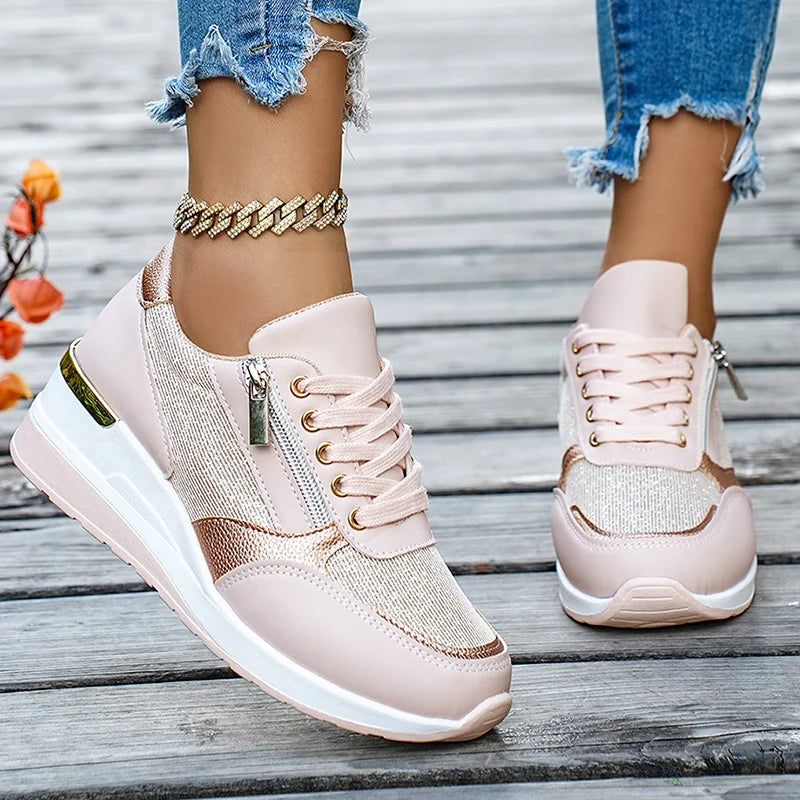 Basket orthopédique femme - Sneakers compensées en mesh doré, portées avec un jean déchiré, détails dorés et zip sur le côté