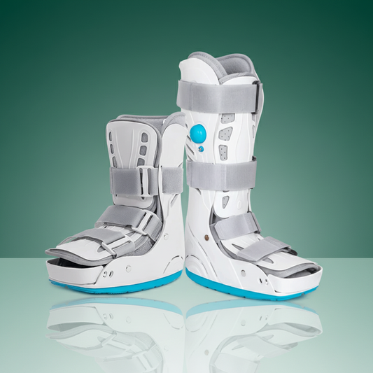 Attelle Bottes de marche AirCast – vue générale montrant le design ergonomique en blanc et gris avec des détails bleus et des sangles de maintien.