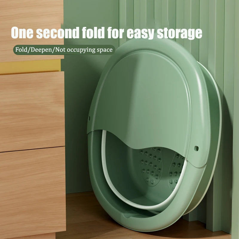 Bain de pied pliable et portable, vue de profil sur la baignoire verte pliée contre un mur, design compact pour un rangement facile.