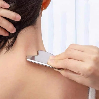 Appareil massage visage en acier inoxydable – utilisé sur le cou d'une femme, montrant la forme ergonomique et la finition lisse