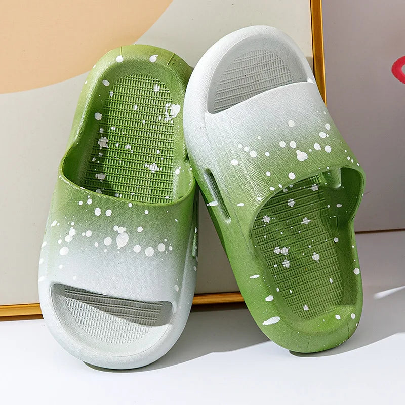 Claquette enfant - Modèle Paint – claquettes vertes dégradées avec motifs éclatants, vue de face sur fond coloré