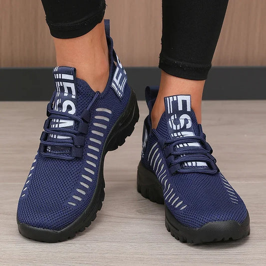 Basket orthopédique femme - Chaussures légères et respirantes de couleur bleu marine avec des détails en mesh et des lacets noirs