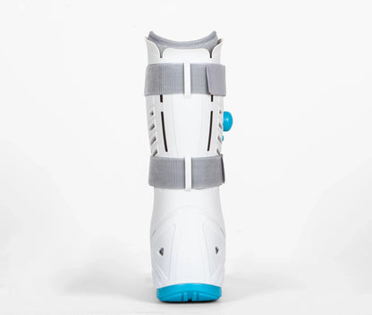 Attelle Bottes de marche AirCast – vue arrière montrant le design blanc avec des détails gris et bleu, mettant en avant les sangles de maintien.