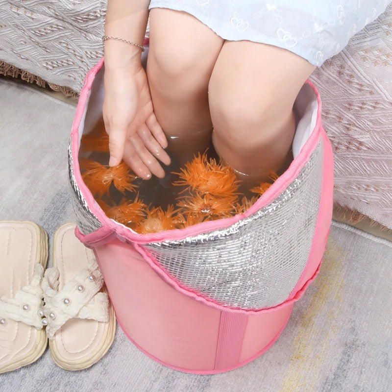 Bain de pied - Bassin portable avec fonction d'isolation pliable – vue d'utilisation avec des fleurs flottantes et une main plongeant dans l'eau