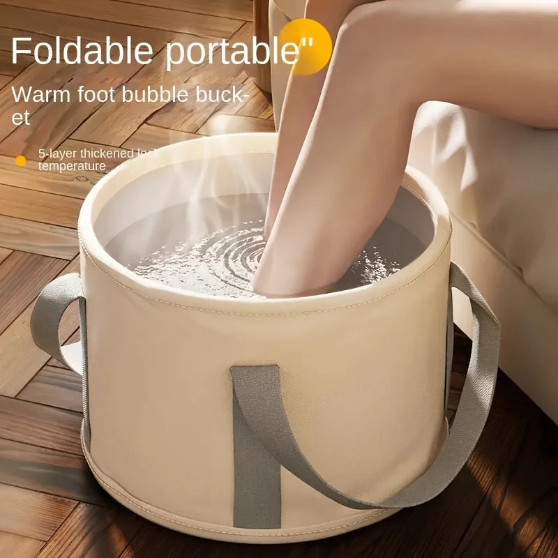 Bain de pied - Baignoire pliante avec préservation de chaleur – vue générale d'une baignoire beige avec de l'eau chaude et un pied plongé