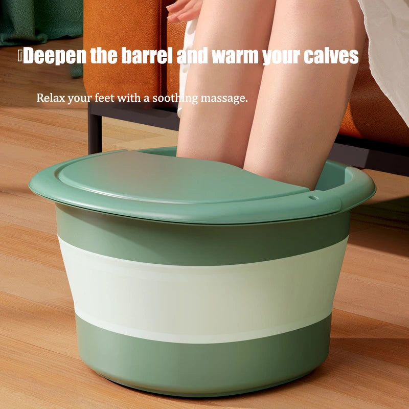 Bain de pied pliable et portable, vue plongeante sur une baignoire verte avec des pieds immergés, design moderne et courbes douces.