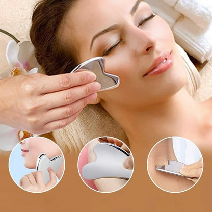 Appareil massage visage en acier inoxydable – utilisé sur le visage d'une femme, montrant sa forme ergonomique et sa finition brillante