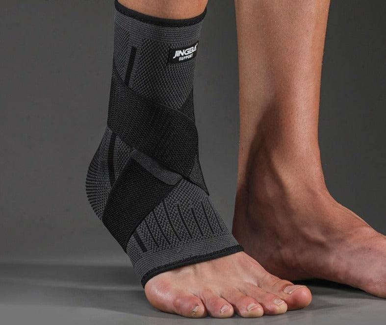 Attelle Cheville FlexiFit – attelle noire en mesh ajustée autour de la cheville d'une personne, montrant un design ergonomique et moderne.