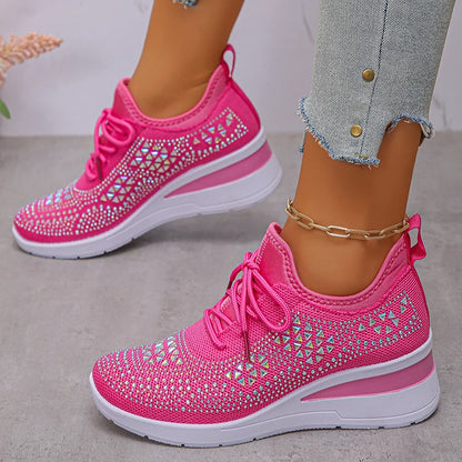 Basket orthopédique femme - Sneakers compensées roses à strass, portées avec un jean, vue de près sur le design en mesh respirant.