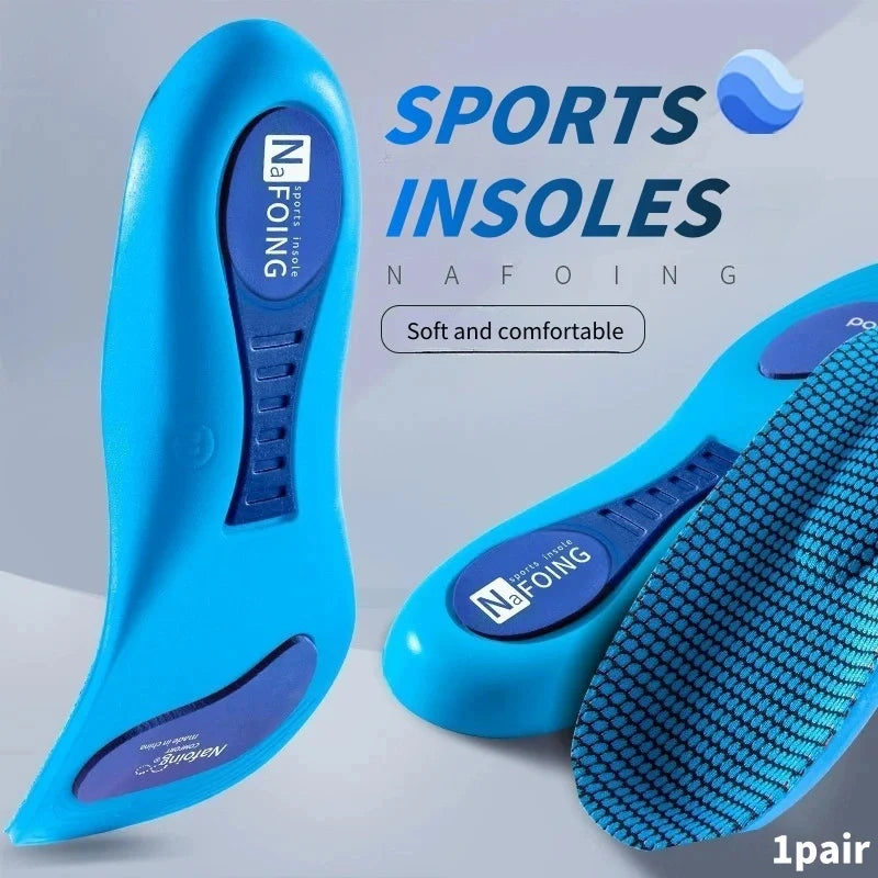 Collection Mode - Semelles orthopédiques avec soutien de voûte en bleu, vue de près montrant la texture en mesh et le design ergonomique.