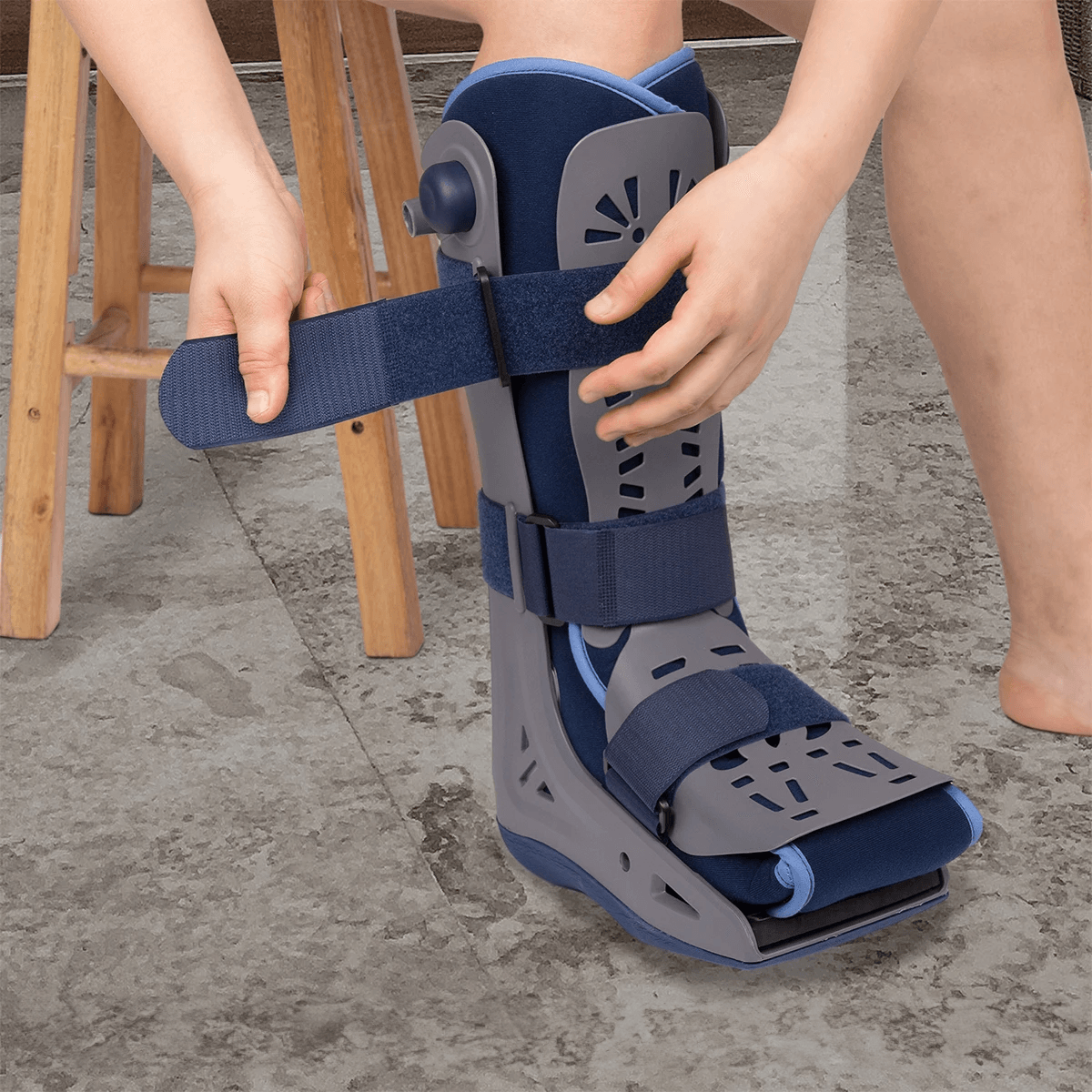 Attelle Botte de marche VELPEAU – vue montrant une personne en train de l'enfiler, avec des sangles ajustables et un rembourrage confortable