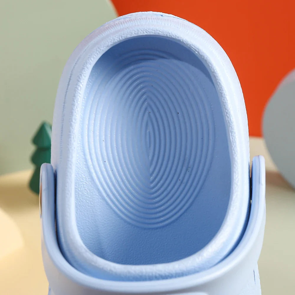 Claquette enfant - Modèle Croks – vue intérieure de la claquette montrant la semelle ergonomique en matière légère et texture ondulée