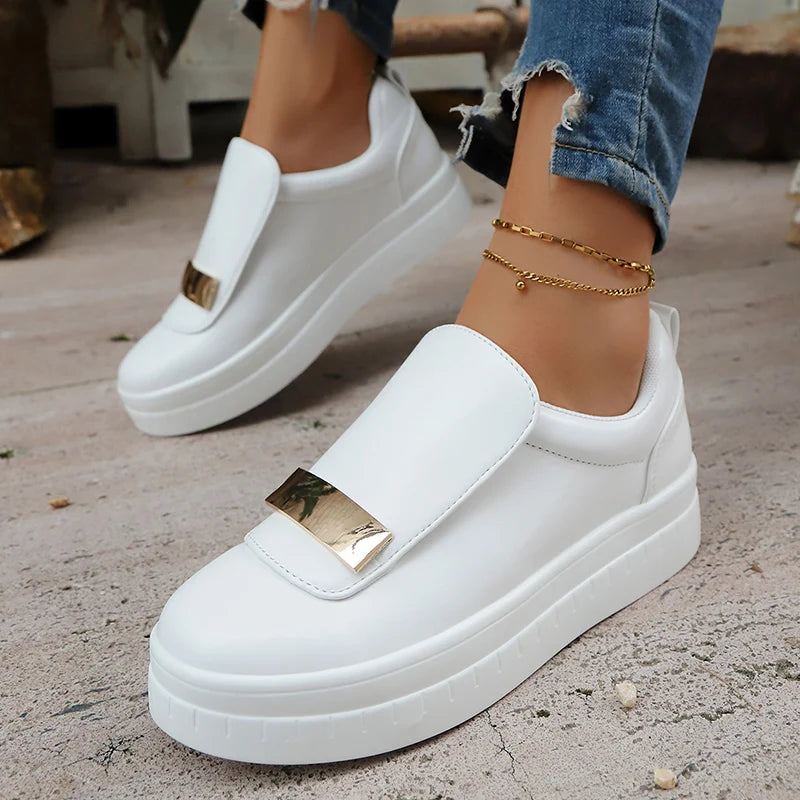 Basket orthopédique femme - Sneakers légères en cuir PU à enfiler, vue de près sur pieds, couleur blanche avec détail doré et semelle épaisse.