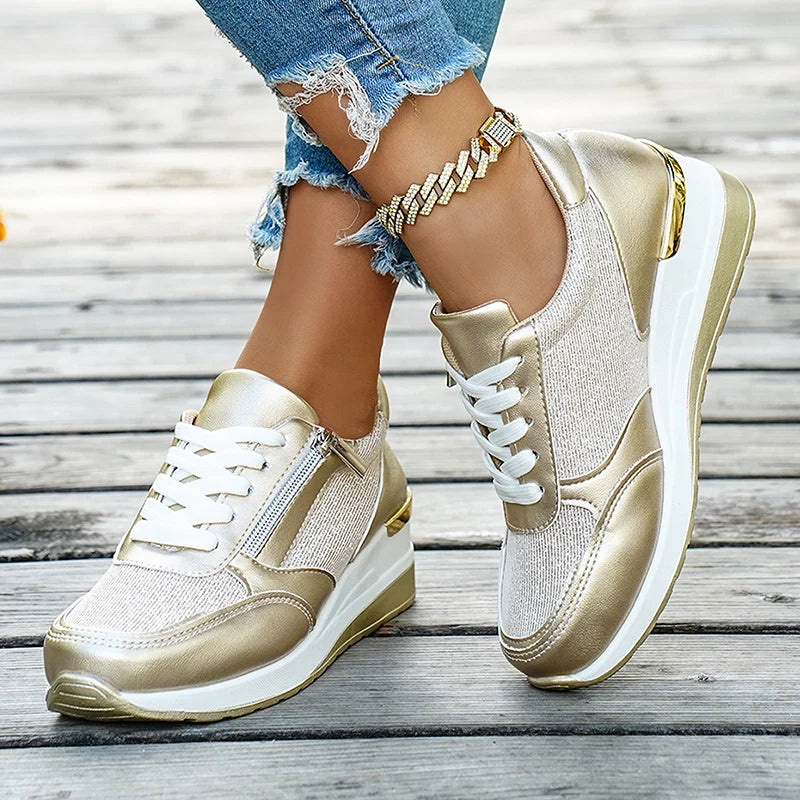 Basket orthopédique femme - Sneakers compensées en mesh doré, avec lacets blancs et zip sur le côté, portées avec un jean déchiré