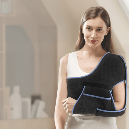 Attelle bras épaule noire avec détails en bleu, portée par une femme, mettant en avant son confort et son ajustement ergonomique.