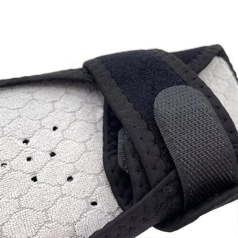 Attelle articulée du genou – gros plan sur le système de réglage en velcro et la texture du néoprène, mettant en avant la finition soignée.
