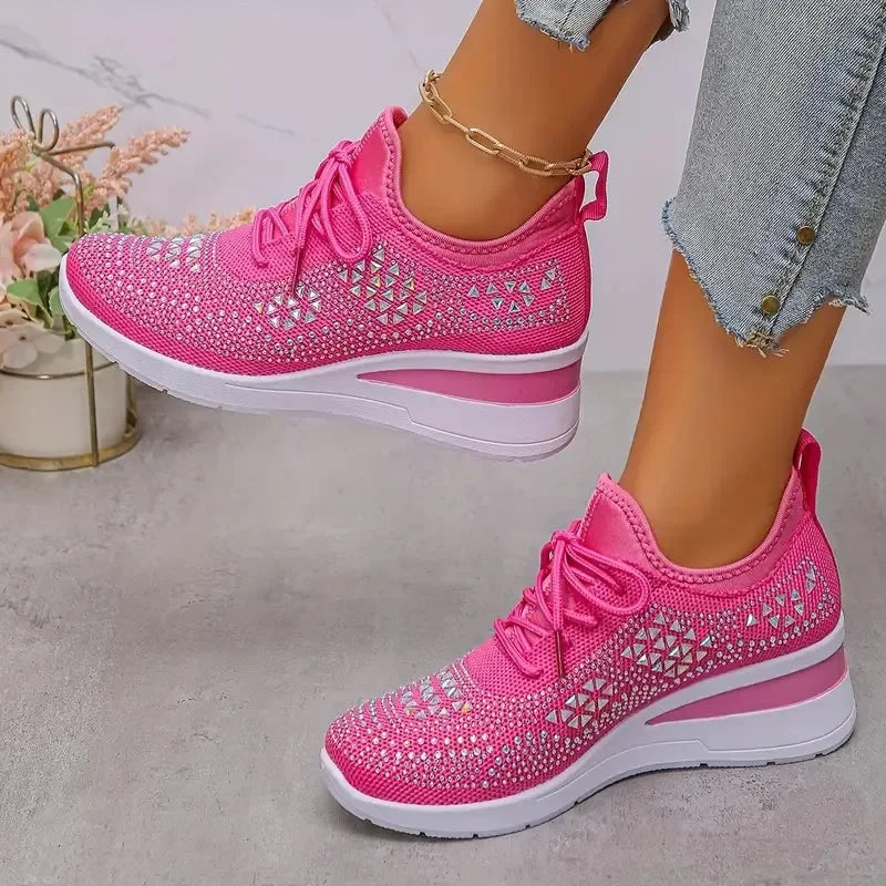 Basket orthopédique femme - Sneakers compensées respirantes en rose avec strass, portées avec un jean, vue de près