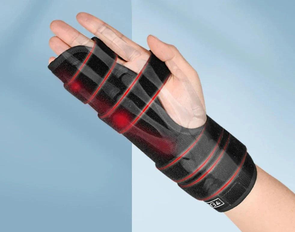 Attelle boxer – vue de la main portant l'attelle, mettant en avant les bandes rouges sur le tissu noir et la conception ouverte pour les doigts.