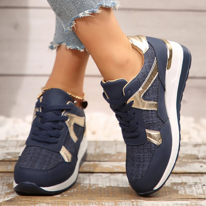 Basket orthopédique femme - Sneakers confortables à semelle épaisse non, vue latérale avec détail doré et semelle blanche, couleur marine.