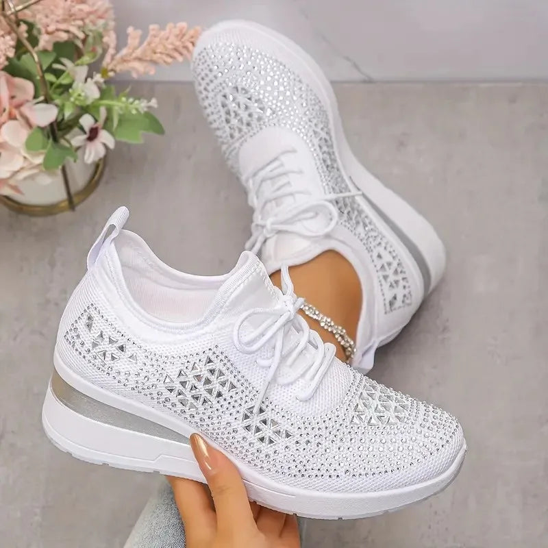 Basket orthopédique femme - Sneakers compensées blanches ornées de strass, vue de près avec détail sur la texture et le design