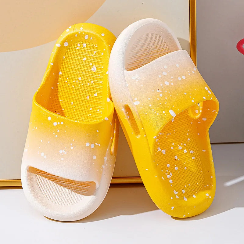 Claquette enfant - Modèle Paint – claquettes jaunes dégradées avec motifs éclatants, vue de face sur fond neutre