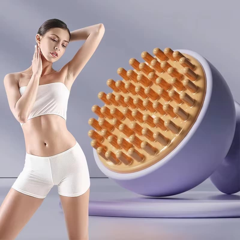 Brosse de massage anti-cellulite manuelle en silicone avec picots, vue rapprochée sur fond clair, utilisée par une femme en tenue de sport.