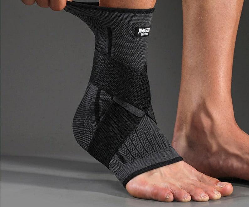 Attelle Cheville FlexiFit – attelle noire en mesh ajustée autour de la cheville d'une personne, offrant un maintien et un confort visibles.