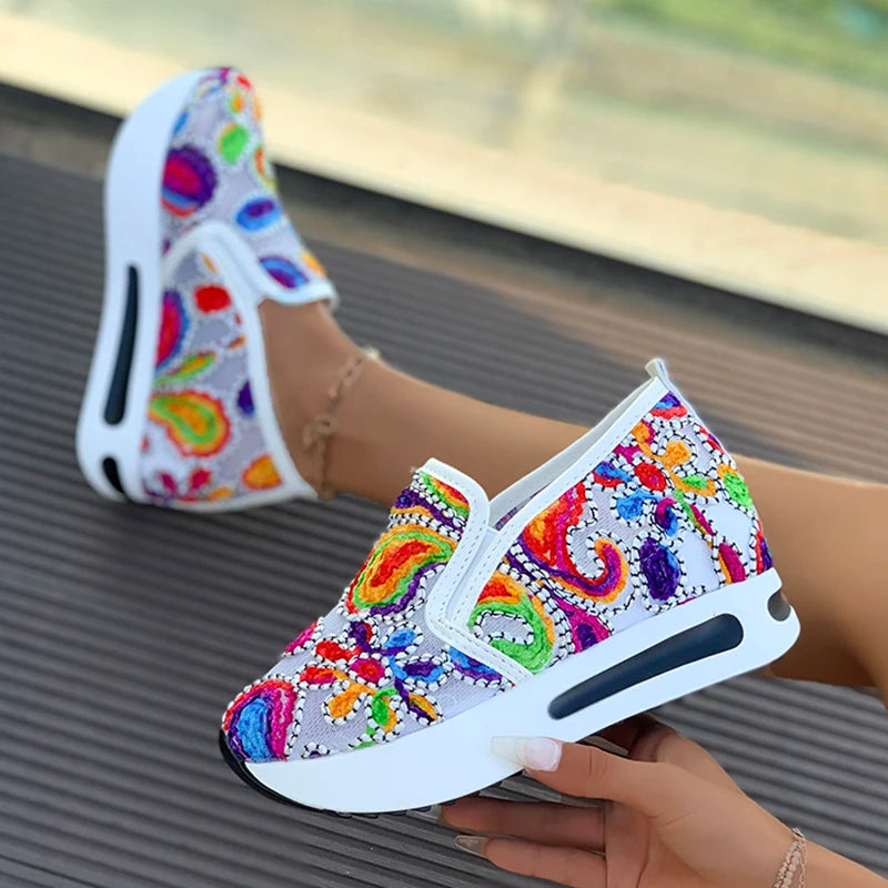 Basket orthopédique femme - Sneakers légères en mesh respirant avec motifs colorés et semelle blanche, vue de côté sur une surface en extérieur.