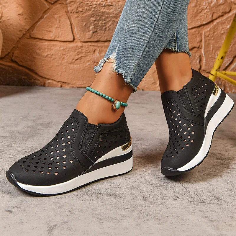 Basket orthopédique femme - Sneakers à semelle épaisse en cuir PU respirant, vue de près avec perforations, portées avec un pantalon en jean déchiré.