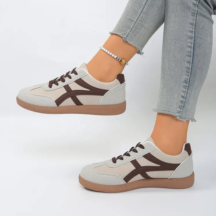 Basket orthopédique femme - Sneakers blanches et beiges avec détails marron, portées avec un jean, vue de côté