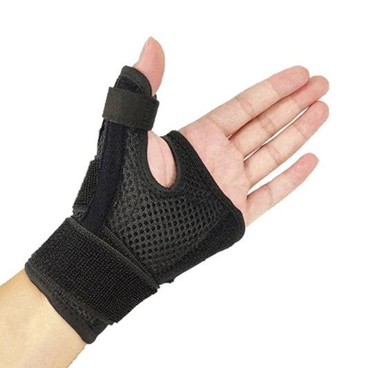 Attelle canal carpien noire en tissu mesh, vue de dessus sur une main, montrant son design ergonomique et sa légèreté.