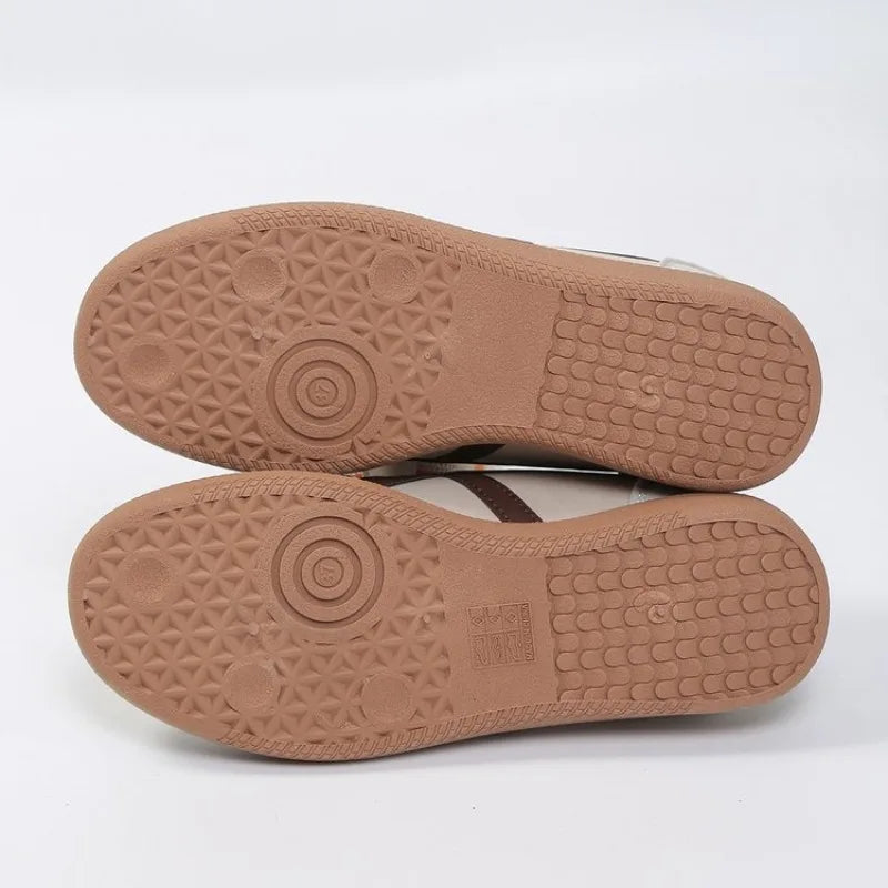 Basket orthopédique femme - Semelle ergonomique en caoutchouc avec motifs antidérapants, vue de dessous.