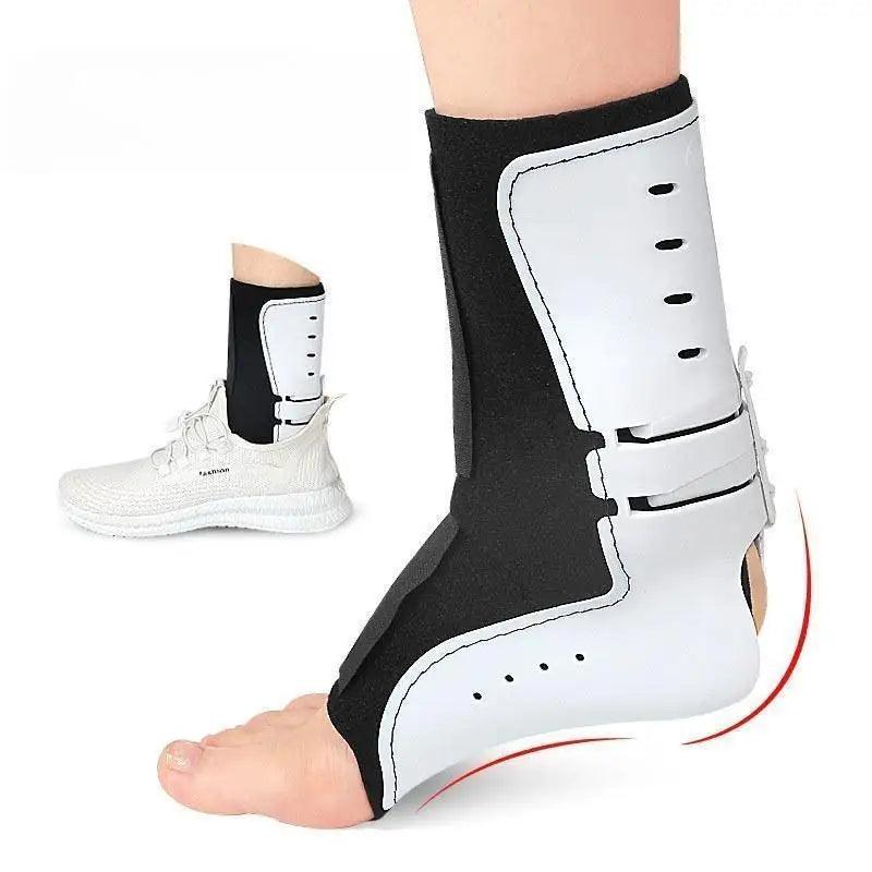 Attelle cheville boa – vue de face d'une attelle noire et blanche, portée sur une cheville avec une chaussure de sport, illustrant son design moderne.