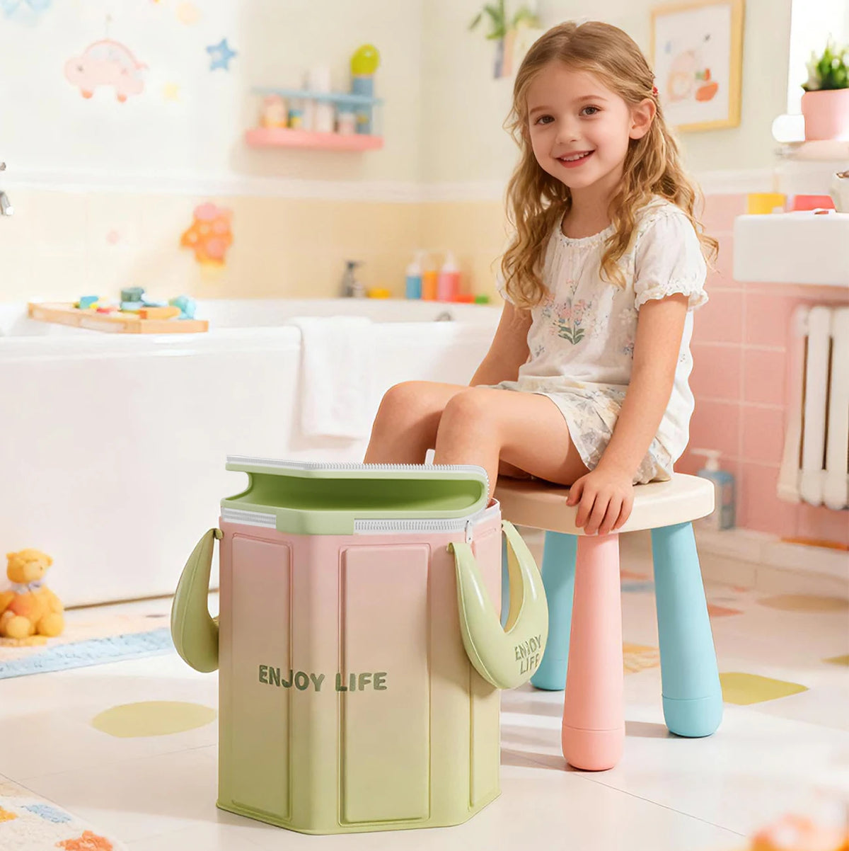 Bain de pied - Bassin pliable portable pour pédicure à domicile – Enfant assise sur un tabouret, utilisant le bassin dans une salle de bain lumineuse.