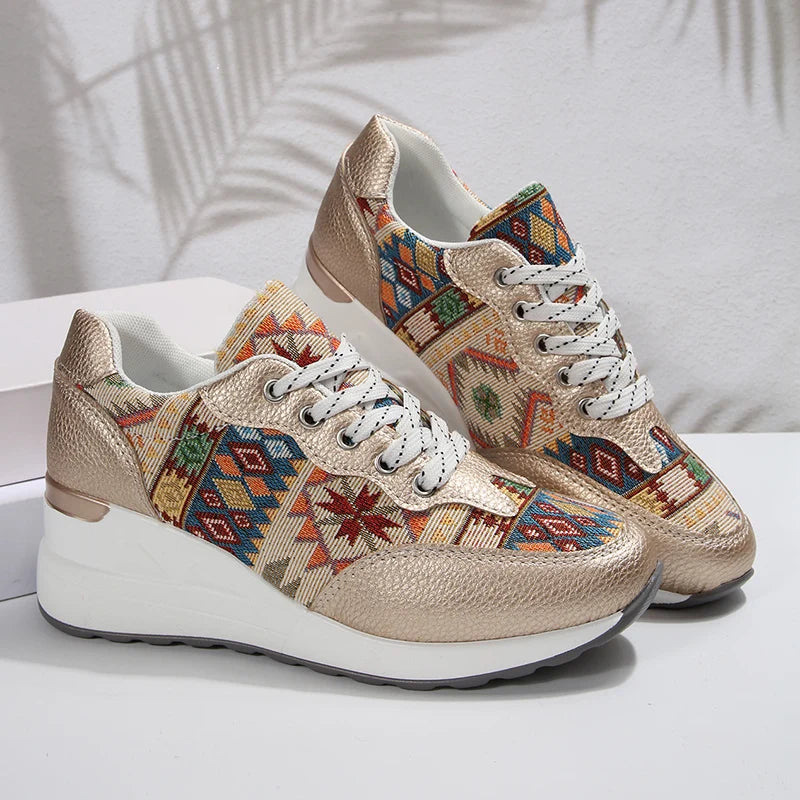 Basket orthopédique femme - Sneakers compensées légères à motif géométrique avec tige dorée et motifs colorés, vue de face sur fond neutre.