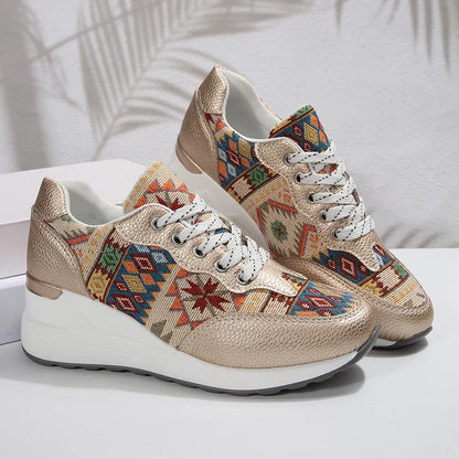 Basket orthopédique femme - Sneakers compensées légères à motif géométrique avec tige dorée et motifs colorés, vue de face sur fond neutre.
