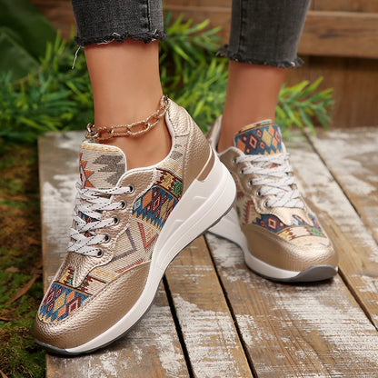 Basket orthopédique femme - Sneakers compensées légères à motif géométrique, vue de près sur un sol en bois, détail des lacets et de la semelle