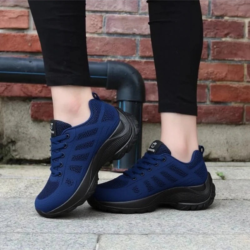 Basket orthopédique femme en mesh respirant bleu marine, vue de côté avec semelle noire et design ergonomique