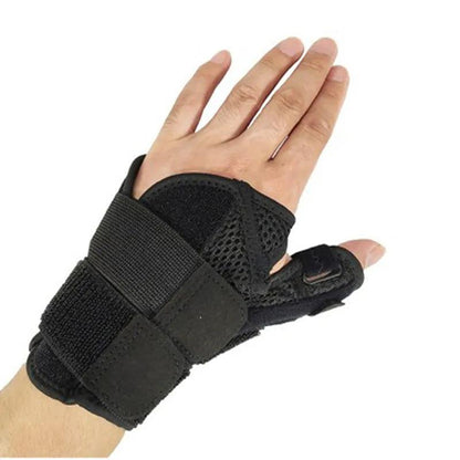 Attelle canal carpien noire en tissu mesh, portée sur une main, mettant en avant son design ergonomique et ses sangles ajustables.
