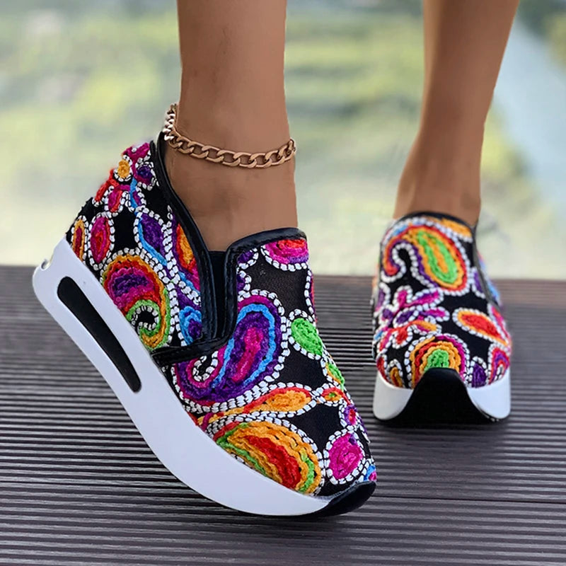 Basket orthopédique femme - Sneakers légères en mesh respirant avec motifs floraux colorés et semelle blanche, portées sur une surface extérieure.