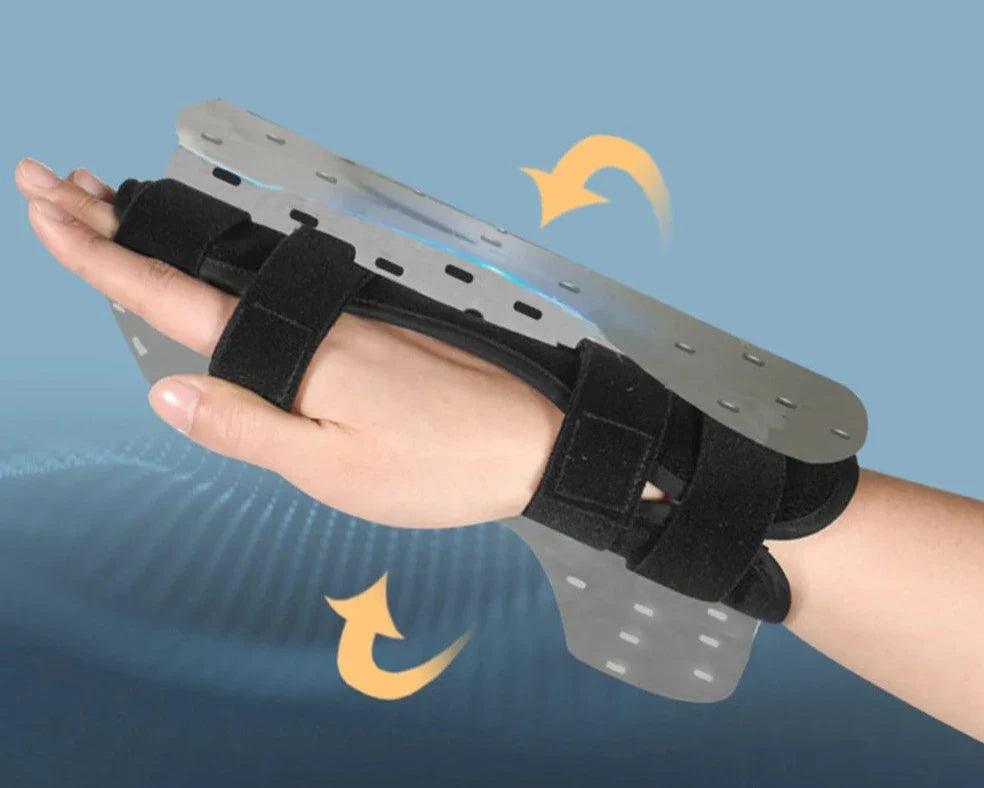 Attelle boxer – vue de la main portant l'attelle, montrant sa conception ergonomique en métal et tissu noir, ajustée avec des straps.