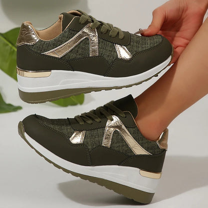 Basket orthopédique femme - Sneakers confortables à semelle épaisse avec tige en textile vert et détails dorés, portées sur un pied.