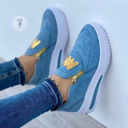 Basket orthopédique femme - Sneakers bleues avec zip doré, portées avec un jean, sur fond clair