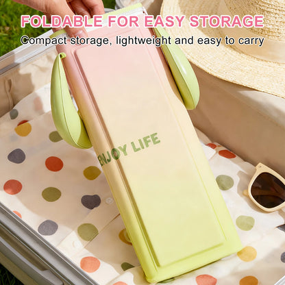 Bain de pied - Bassin pliable portable pour pédicure à domicile – Bassin rose et vert clair, fermé, avec poignées, posé sur une valise à pois.