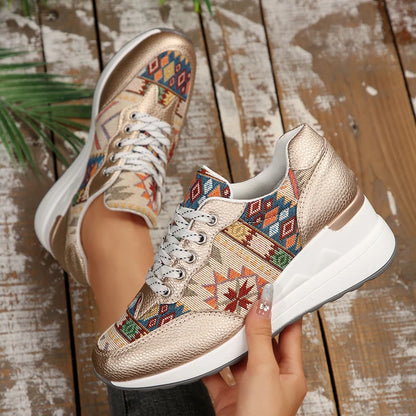 Basket orthopédique femme - Sneakers compensées légères avec motif géométrique coloré et détails dorés, vue de près, tenue à la main