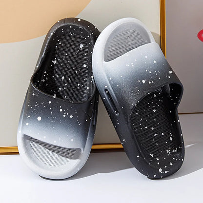 Claquette enfant - Modèle Paint – claquettes noires et blanches avec motifs éclatants, vue de dessus sur fond neutre