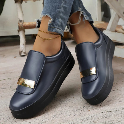 Basket orthopédique femme - Sneakers légères en cuir PU à enfiler – vue rapprochée des chaussures avec détail doré, portées avec un pantalon en denim.