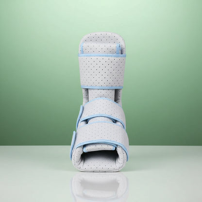 Attelle Botte de marche entorse Cast Boot – vue frontale montrant le design ergonomique, couleur grise avec accents bleus et matière perforée.