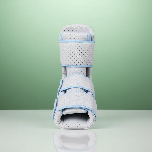 Attelle Botte de marche entorse Cast Boot – vue frontale montrant le design ergonomique, couleur grise avec accents bleus et matière perforée.